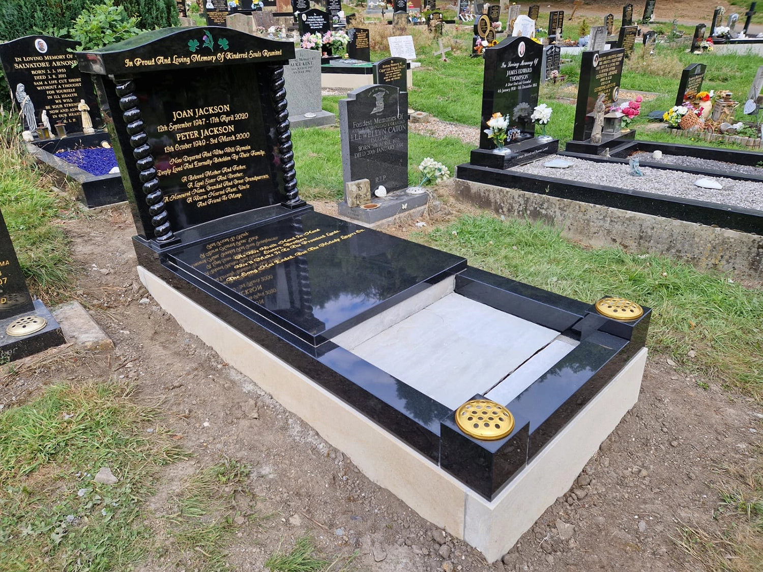 Choosing the Perfect Bespoke Headstones in the UK: A Comprehensive Guide